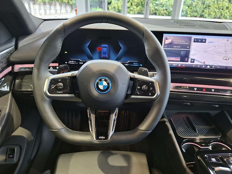 BMW Řada 5 550e xDrive Touring M-Sport  - fotka 11 z 30