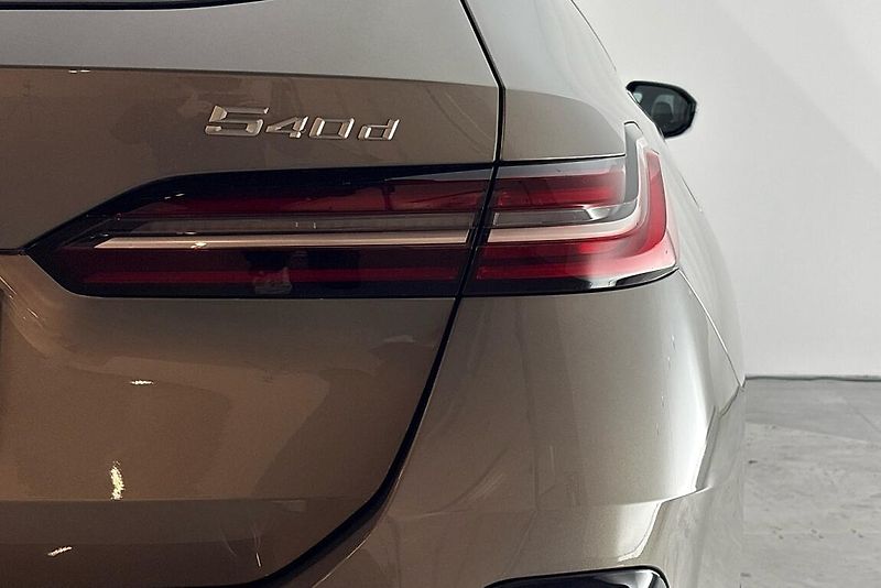 BMW Řada 5 540d xDrive Touring - fotka 4 z 13