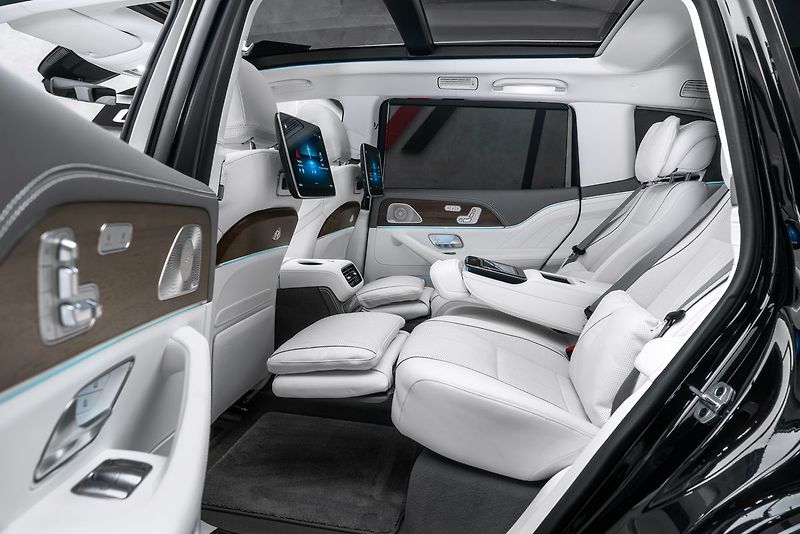 Mercedes-Benz GLS 4MATIC MAYBACH - fotka 16 z 27