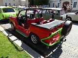 Trabaty na valtickém náměstí měly zastávku při vyjížďce srazu Trabantem za vínem.