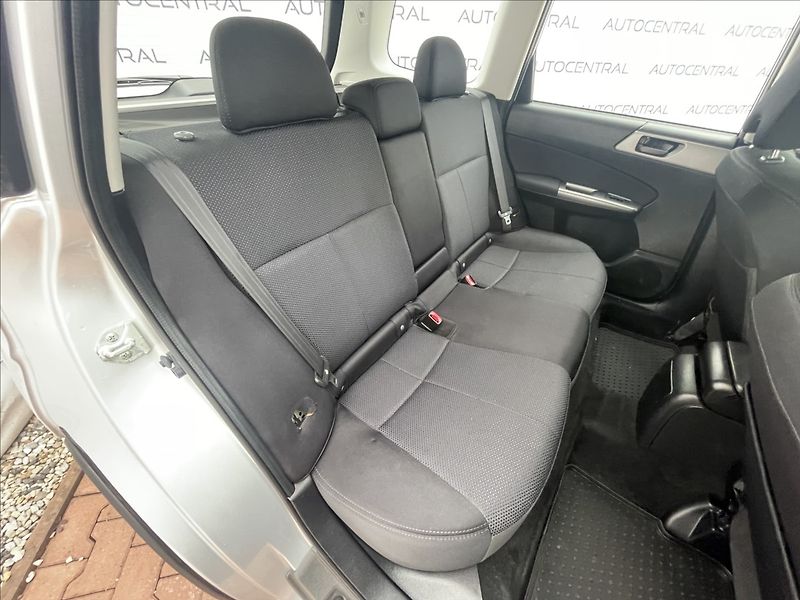 Subaru Forester 2,0 i,110kW,AWD,serv.kn. - fotka 17 z 18