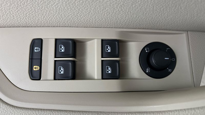 Škoda Superb 2.0 TDI Style Combi - fotka 21 z 25