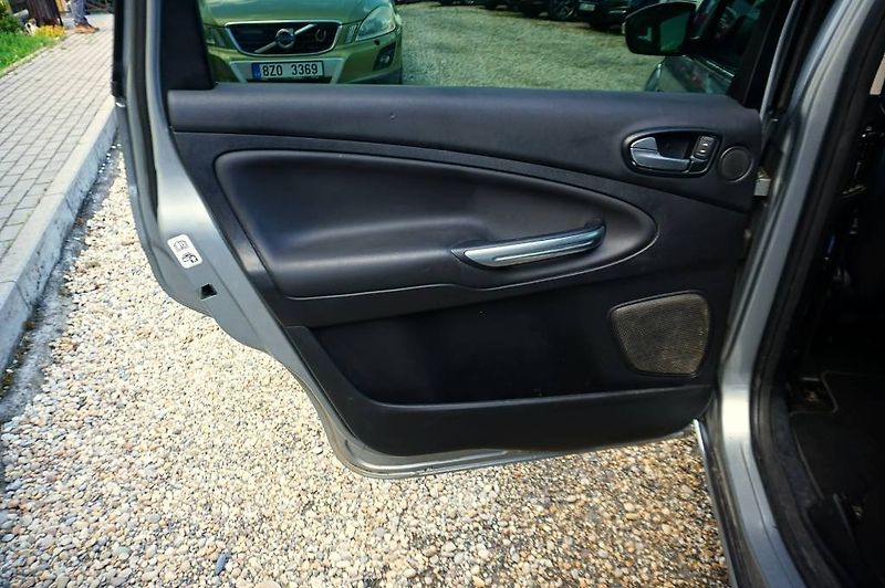 Ford S-MAX (2014) TITANIUM 2,0 TDCI 103 kW - fotka 17 z 39