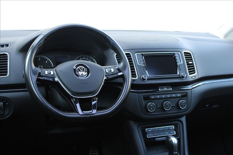 Volkswagen Sharan 2.0 TDI / DSG / TOP-VÝBAVA - fotka 17 z 48