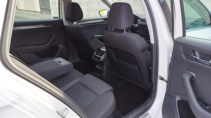 Škoda Superb Superb combi-1.maj-ČR-NEHAV-TZ - fotka 12 z 50