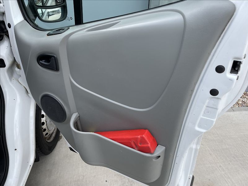 Opel Vivaro 1,9 DCi 74KW 9.MÍST - fotka 16 z 19