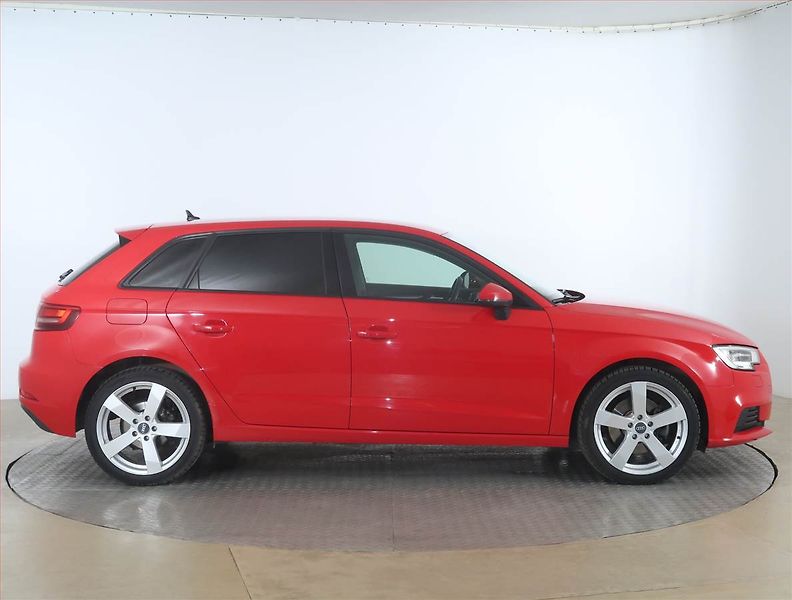 Audi A3 (2019) Attraction 2.0 TDI, 4X4 - fotka 6 z 17