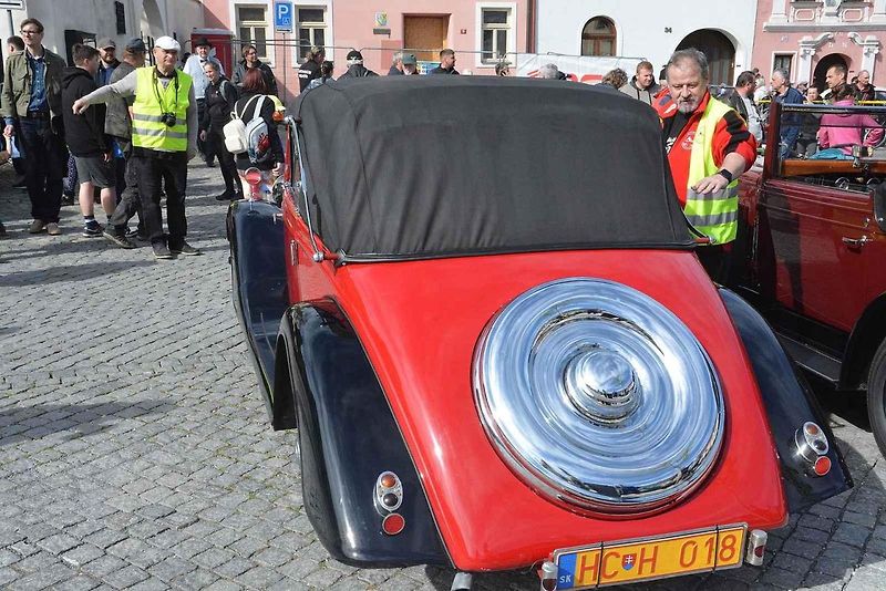 Stovka nablýskaných motocyklů a automobilů předválečné a meziválečné éry vyrazila v neděli z Horního náměstí v Přerově na spanilou jízdu regionem. Nejstarší účastnicí byla osmaosmdesátiletá Libuše Šulcová, která na trasu vyrazila na motocyklu BSA 770 se s