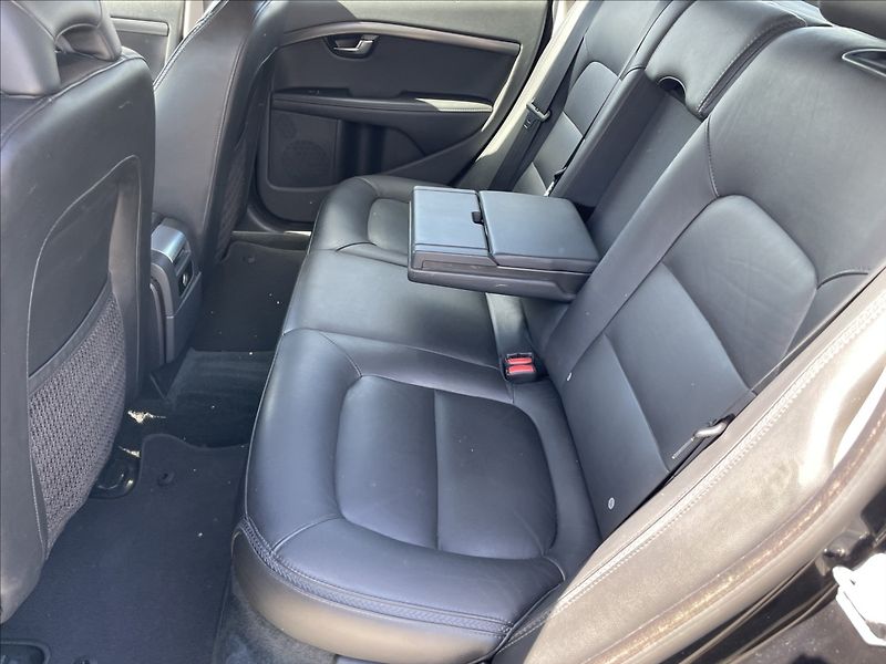 Volvo XC70 2,4 D5 Geartronic Momentum AWD - fotka 8 z 35