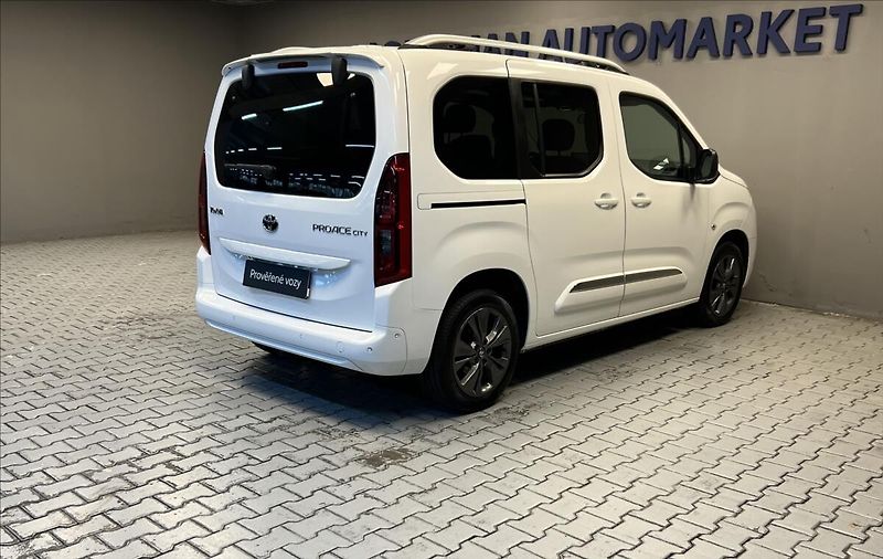 Toyota ProAce City Verso 1,5 D 8AT FAMILY L1 - fotka 2 z 16