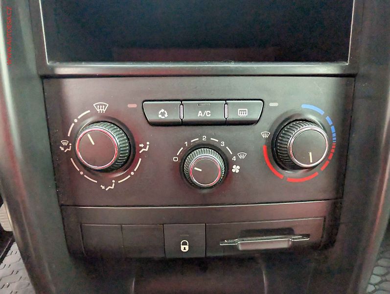 Peugeot 207 (2009) 1.4 i, 1.maj,ČR, Klima - fotka 17 z 18