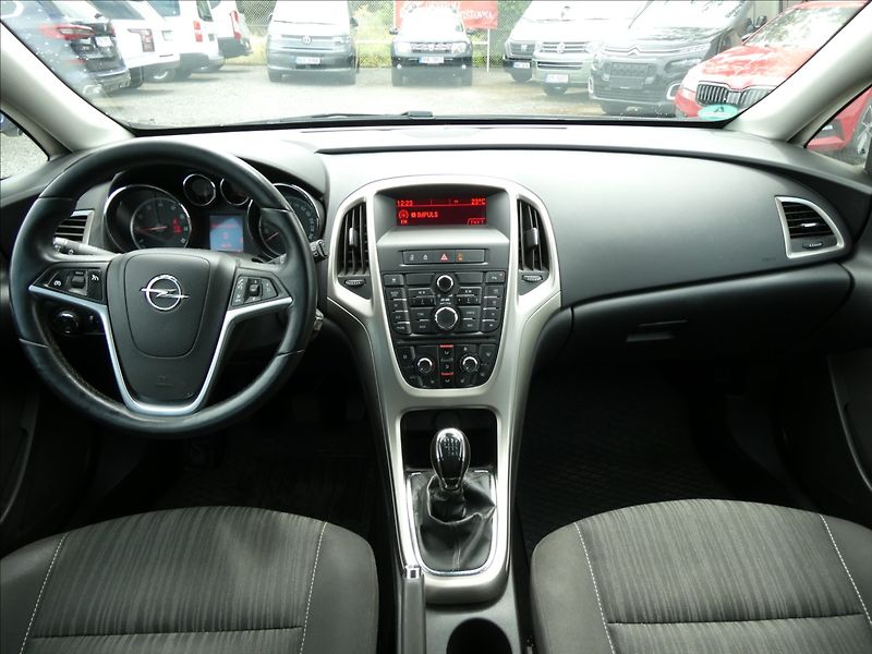 Opel Astra 1,4 88kW 2x kola, 2.majitel - fotka 23 z 38