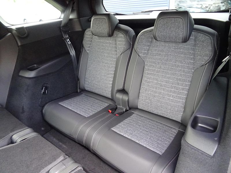Peugeot 5008 (2026) BUSINESS Hybrid 145k e-DCS6 - fotka 17 z 47