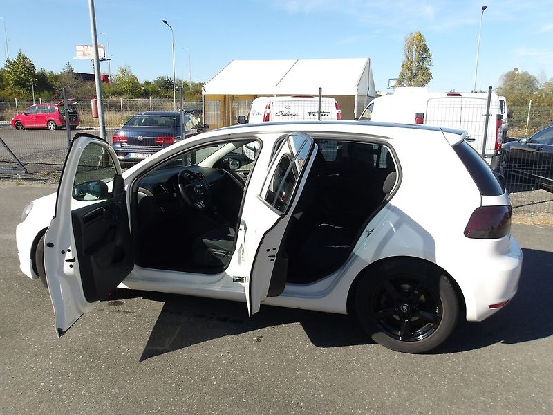 Volkswagen Golf 1,6TDi 77kW ČR ! - fotka 11 z 27