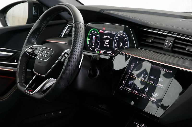 Audi e-tron 55 300kW Sline BlackEd Pano TZ - fotka 18 z 44