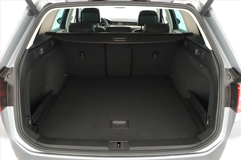 Volkswagen Passat (2019) 2.0 TDI, Automat, Navi - fotka 19 z 21