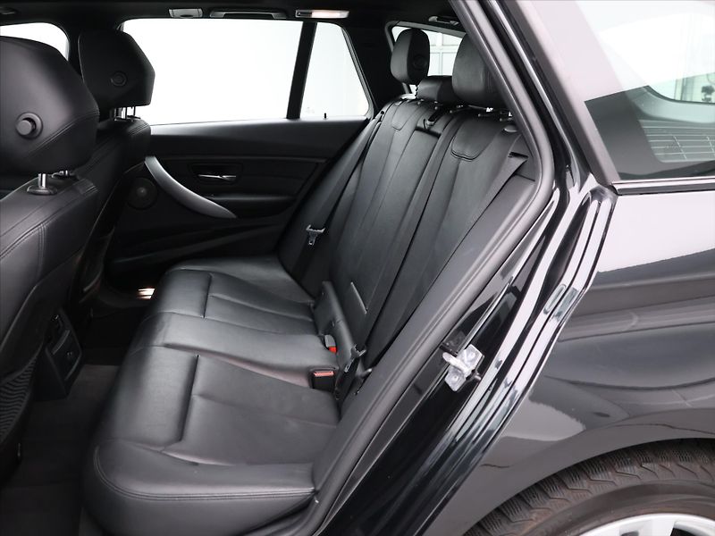 BMW Řada 3 3,0 330d xDrive 190kW M-paket - fotka 15 z 35
