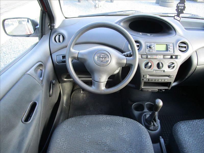 Toyota Yaris 1.0VVT-i Terra KLIMA - fotka 8 z 35