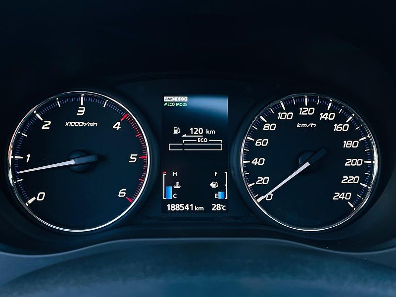 Mitsubishi Outlander 2.2D 4x4 7MÍST KAMERA SERVISKA - fotka 46 z 50