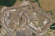 Závodní okruh Silverstone ve Velké Británii.