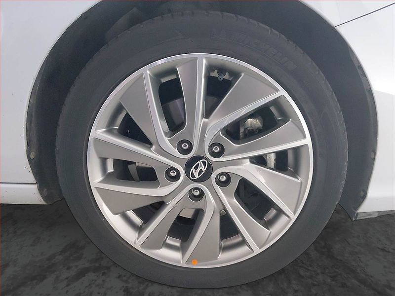 Hyundai i30 (2019) 1.4 T-GDI, Serv.kniha, Navi - fotka 15 z 19