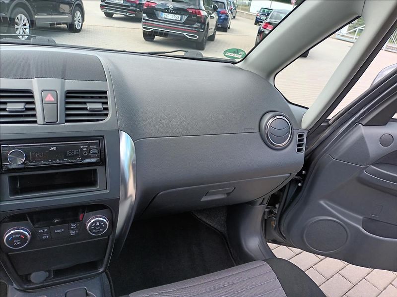 Suzuki SX4 1,6 REZERVACE - fotka 18 z 47