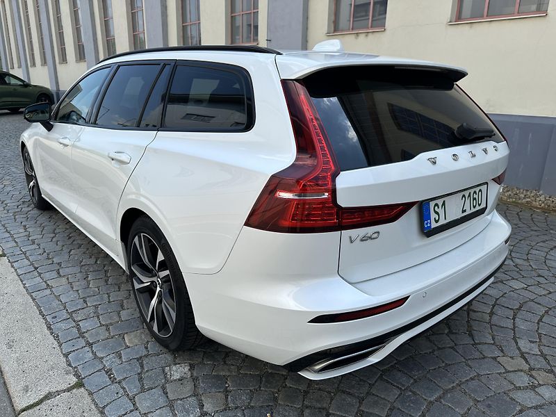 Volvo V60 B4 2,0 145 KW R design - fotka 17 z 18