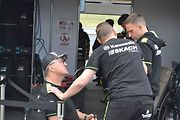 Před boxem Skach Motors.