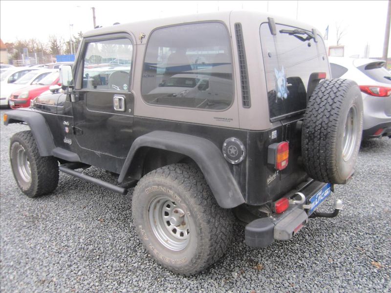 Jeep Wrangler 2.5i 4x4, Hardtop - fotka 6 z 38