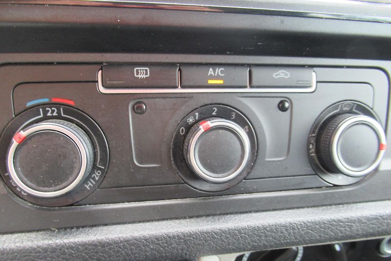 Volkswagen Transporter T6 2.0 TDI KLIMA 9 MÍST - fotka 13 z 31