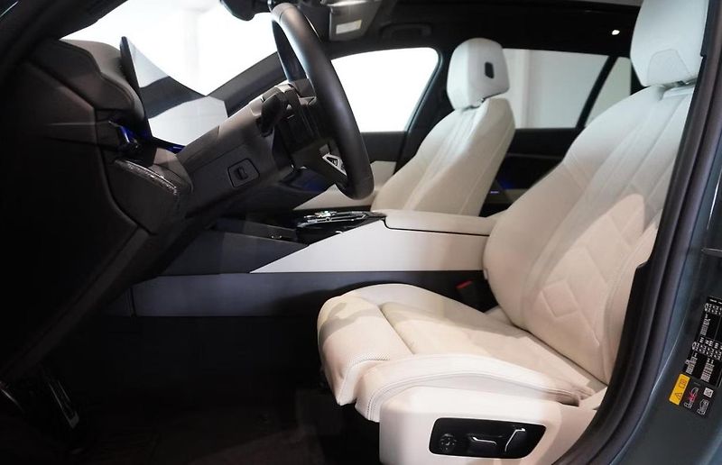 BMW i5 eDrive40 Touring M 360kam Pano - fotka 4 z 14