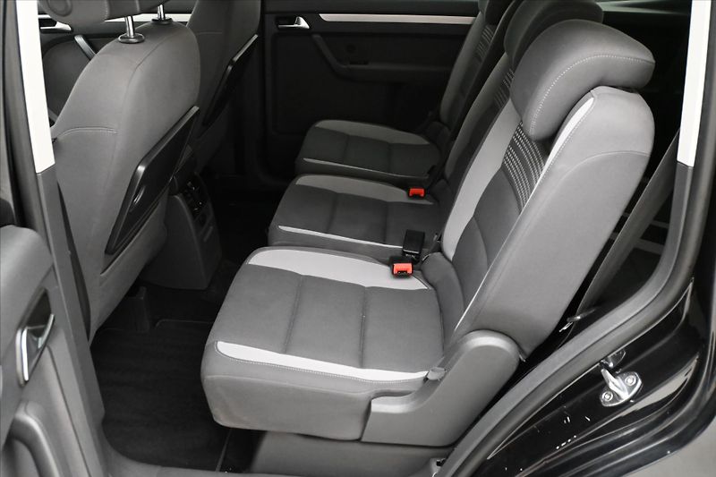 Volkswagen Touran 2,0 TDI 103kW DSG 7 míst Nová - fotka 15 z 31