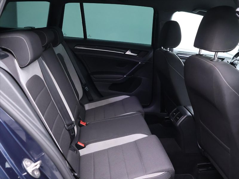Volkswagen Golf 2,0 TSI R 221kW DSG 4Motion - fotka 12 z 31