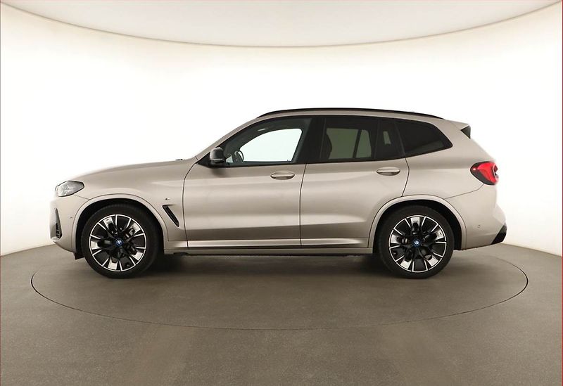 BMW iX3 (2022) 80 kWh, SoH 99% - fotka 3 z 20