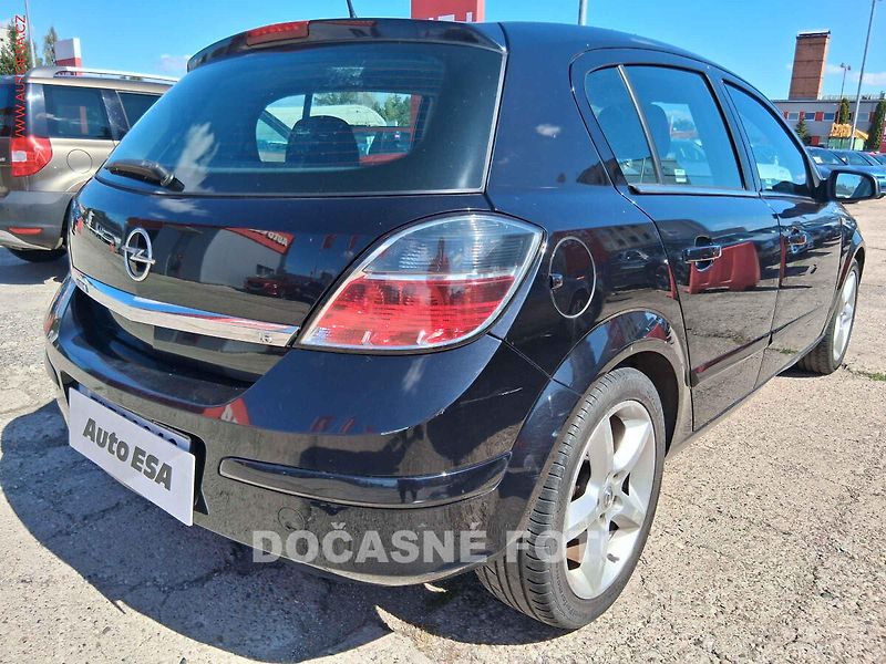 Opel Astra (2008) 1.6 16V - fotka 2 z 3