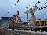 Vánoční flotila pražského dopravního podniku letos poprvé vyjela v sobotu vpodvečer ze střešovické vozovny.