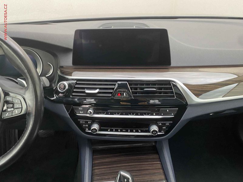 BMW Řada 5 (2018) 2.0 530i xDrive, LuxuryLine - fotka 10 z 21