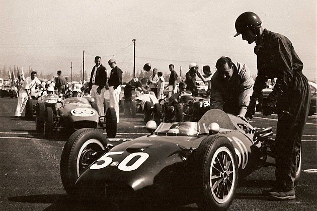 Ken Miles, Rubyho parták v Daytoně, tentokrát u formule Doplhin Mk2 v roce 1961., zdroj: Wikimedia Commons, Raycrosthwaite, CC BY-SA 3.0