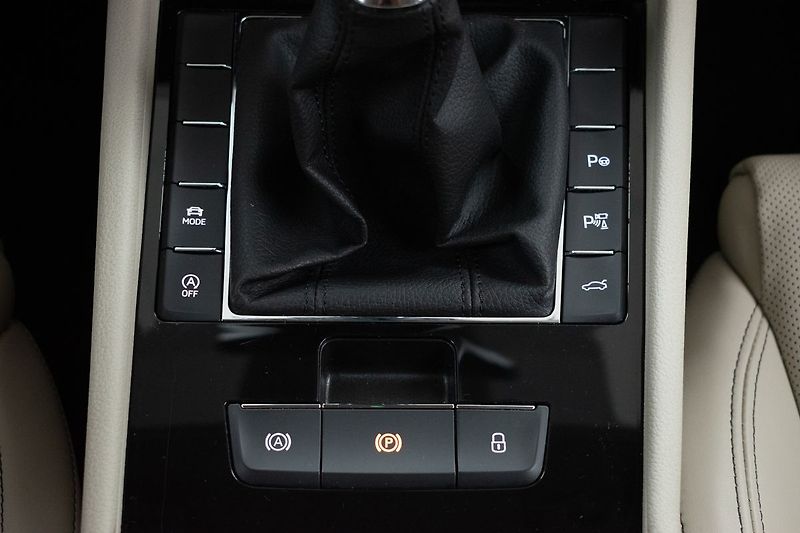 Škoda Superb 2.0 TDI L&K*TAŽNÉ*DPH*ČR 1.MAJ - fotka 29 z 52