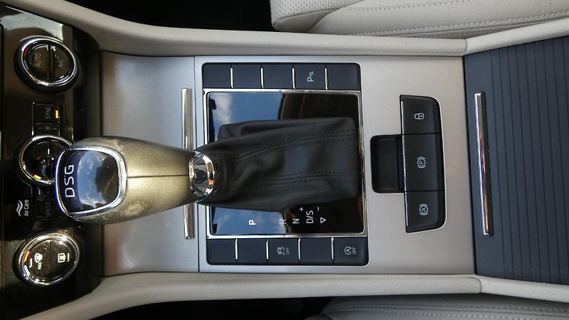 Škoda Superb Combi 2.0 TSI DSG Style - fotka 18 z 24