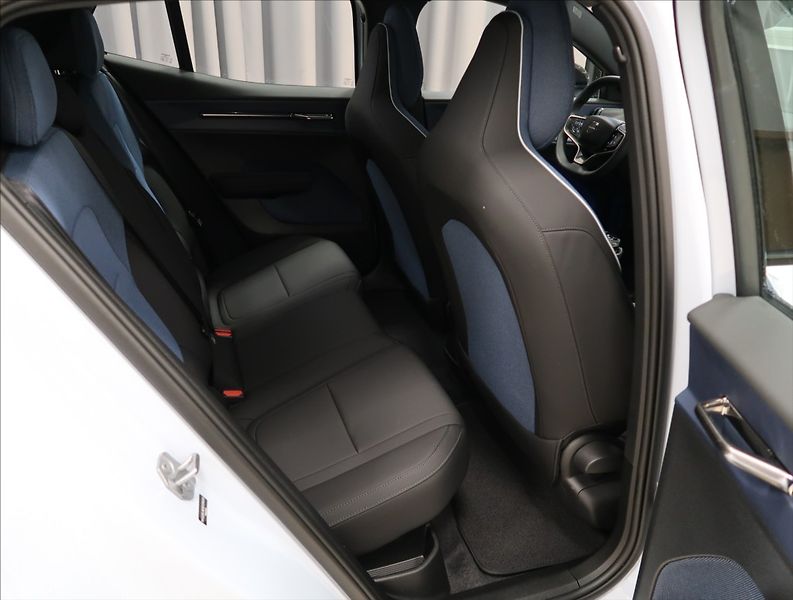 Volvo EX30 Single RWD PLUS - fotka 10 z 23
