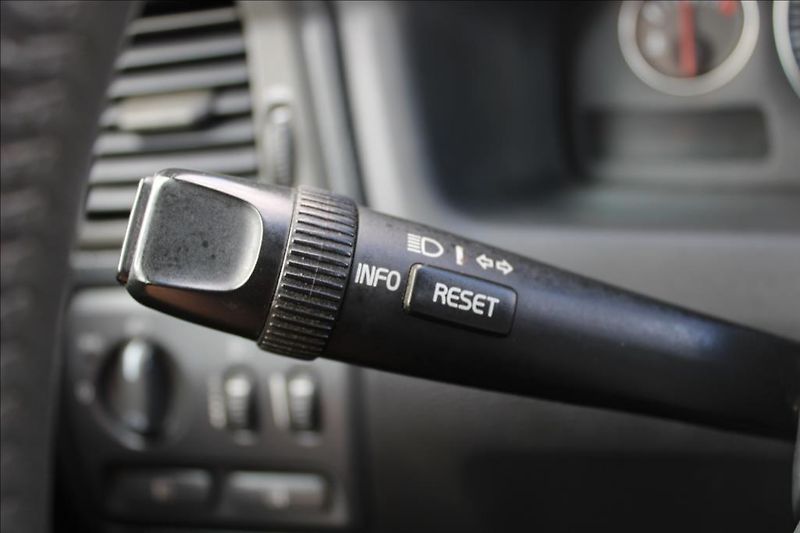 Volvo V70 2,4 D  D5, KLIMA, STK 8/2028 - fotka 19 z 26