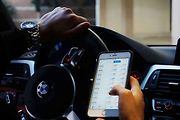 Mobil za volant vozidla stále nepatří.