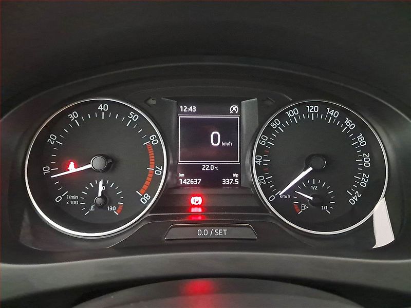 Škoda Rapid (2015) Spaceback 1.2 TSI, Tempomat - fotka 11 z 16