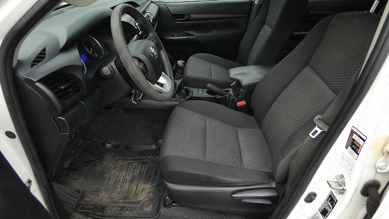 Toyota Hilux 2.4 D-4D Double Cab 4x4 Live - fotka 17 z 21