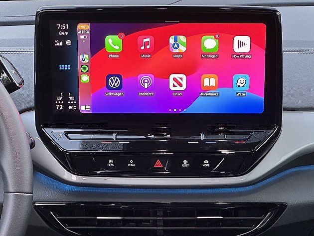 Apple CarPlay a podobné systémy řidičům usnadňují navigaci i telefonování, při delším ovládání za jízdy ale mohou pozornost naopak odvést., zdroj: Sunnyboy122 /Wikimedia CC0