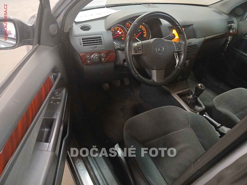 Opel Astra (2004) 1.8., temp, park.asist - fotka 3 z 3