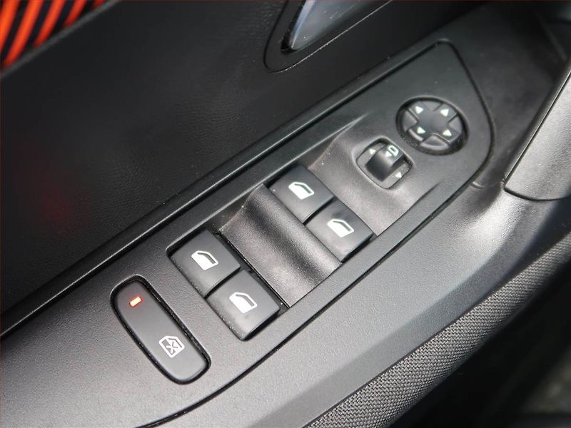 Peugeot 2008 (2023) 1.2 PureTech, Automat - fotka 17 z 18