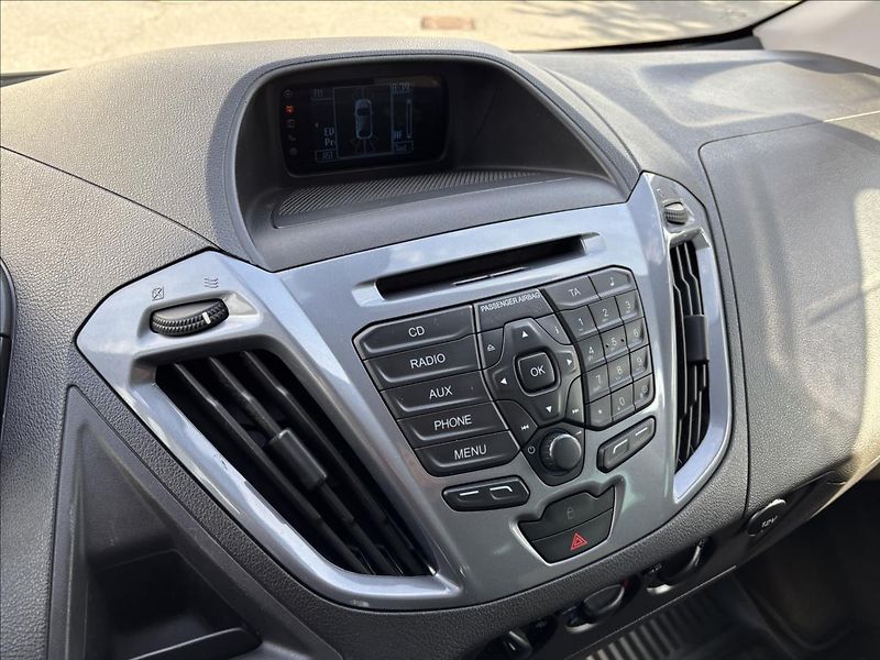 Ford Tourneo Custom 2,2 TDCi 92kW L1 - fotka 30 z 34