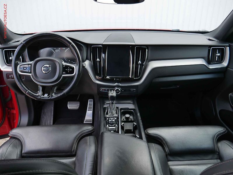 Volvo XC60 (2018) 2.0 T6 4x4, AT, navi, LED - fotka 8 z 19